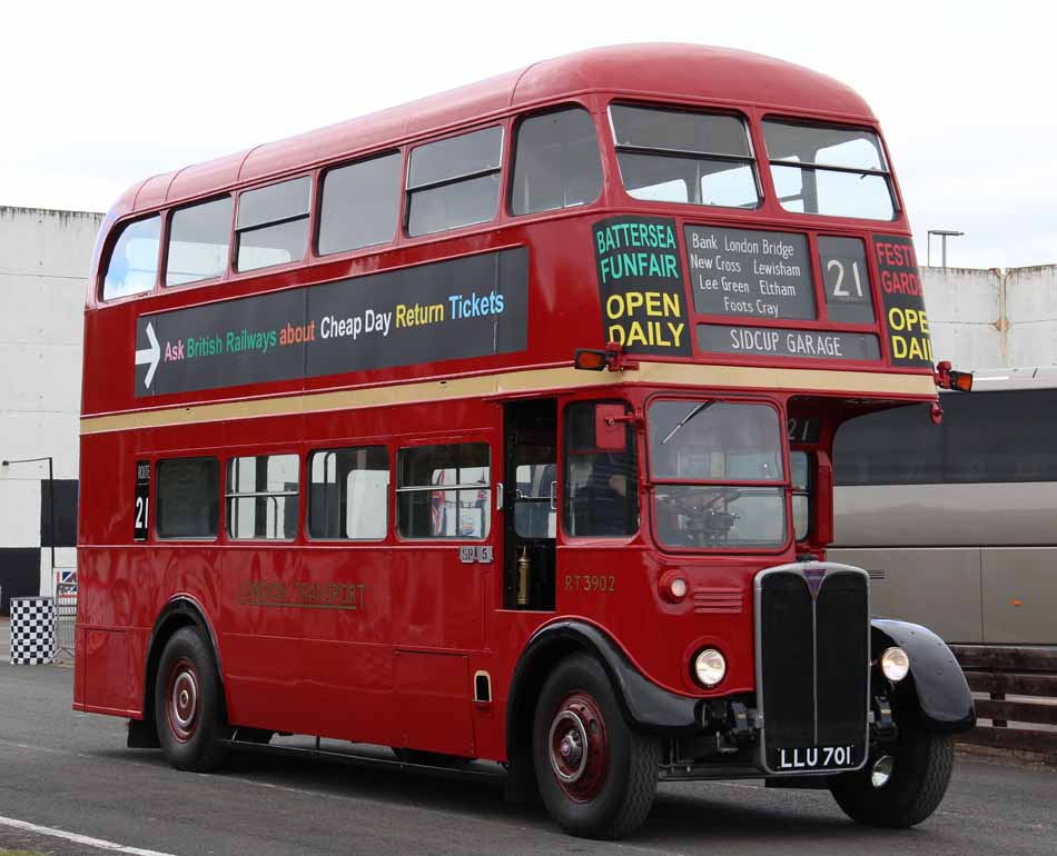 Sharpes London Transport Saunders RT3902