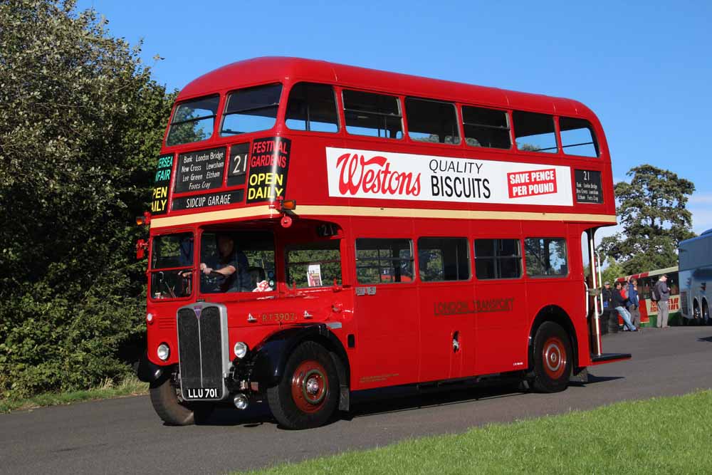 London Transport AEC Regent 3RT Saunders RT3902