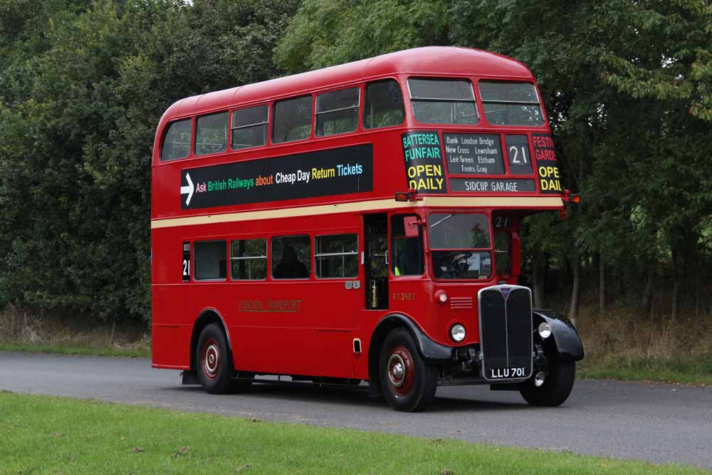 London Transport AEC Regent 3RT Weymann RT3902